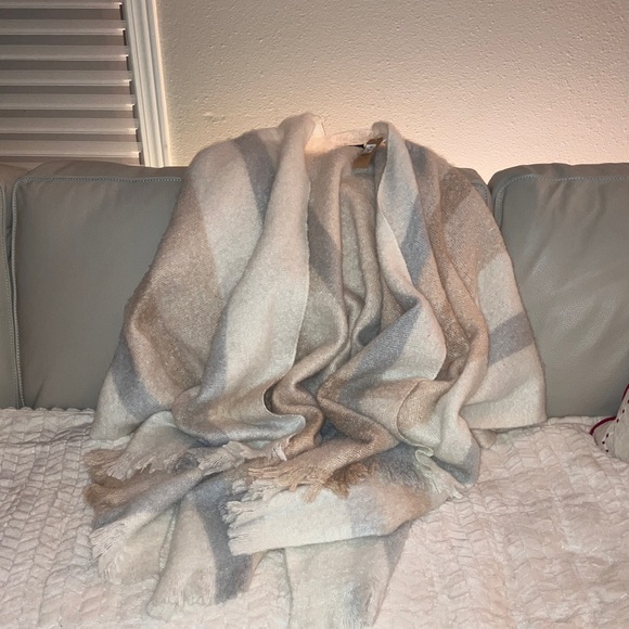 NWT Steve Madden Cream and Tan Cape - Picture 2 of 4